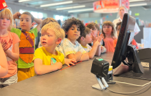 Kindjes aan het uitleenstation