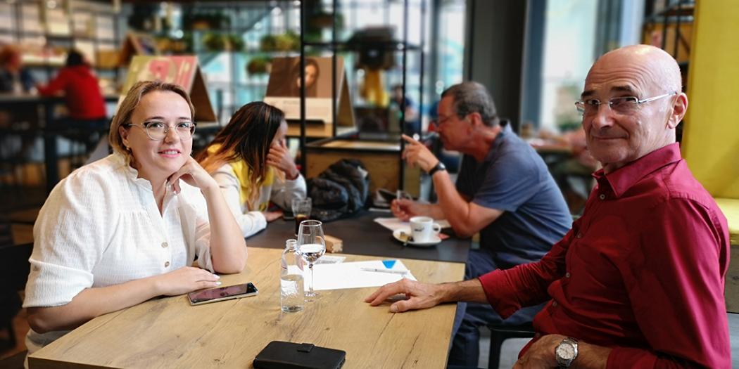 Mensen aan tafeltjes in het ARhus Café