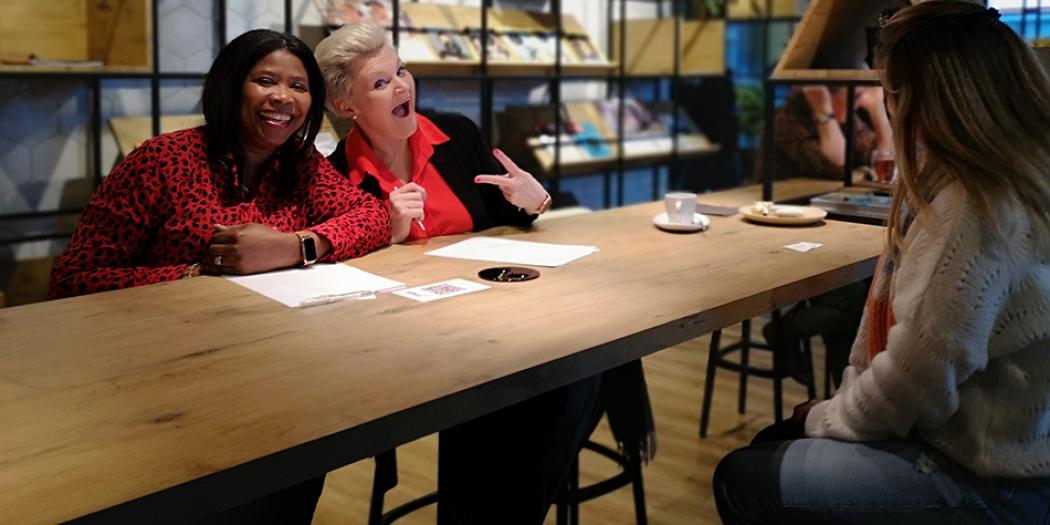 Vrouwen aan tafel in ARhus Café