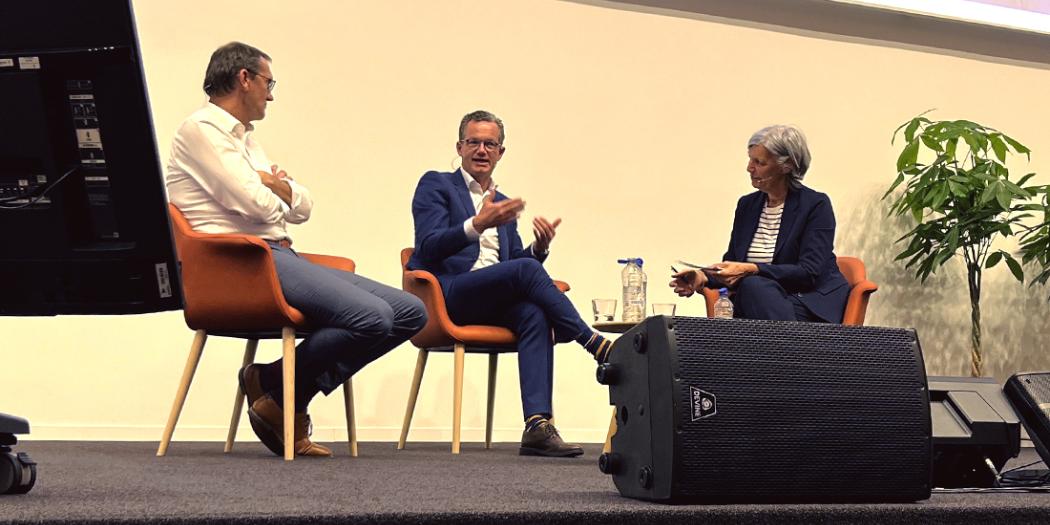 Panelgesprek op podium