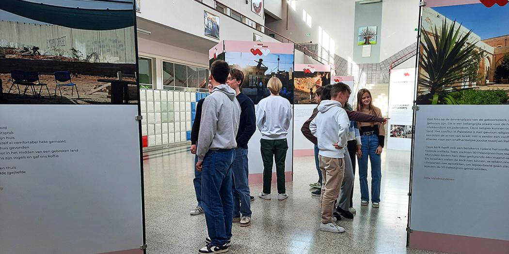 Jongeren kijken naar expo-panelen