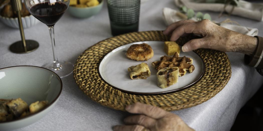 Kleine hapjes op gedekte tafel