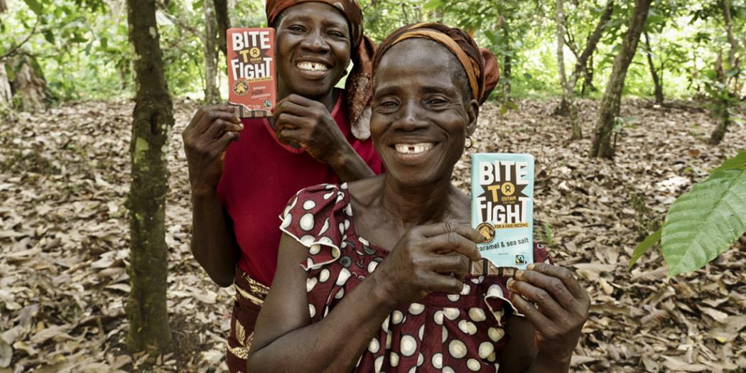 Vrouwen tonen fairtrade chocolade