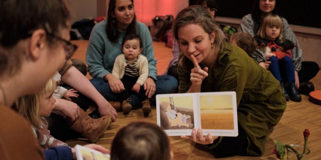 Vrouw leest voor uit boekje