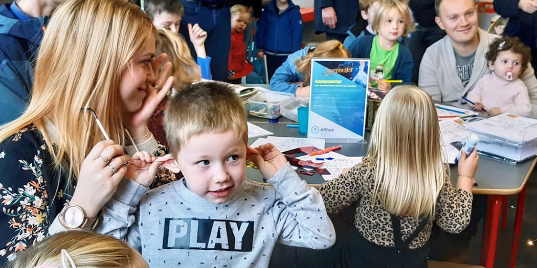 Ouders en kindjes tijdens voorleessessie