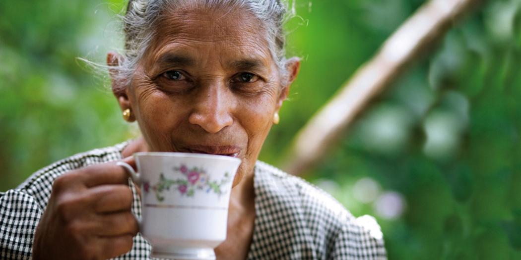 Vrouw drinkt kopje thee