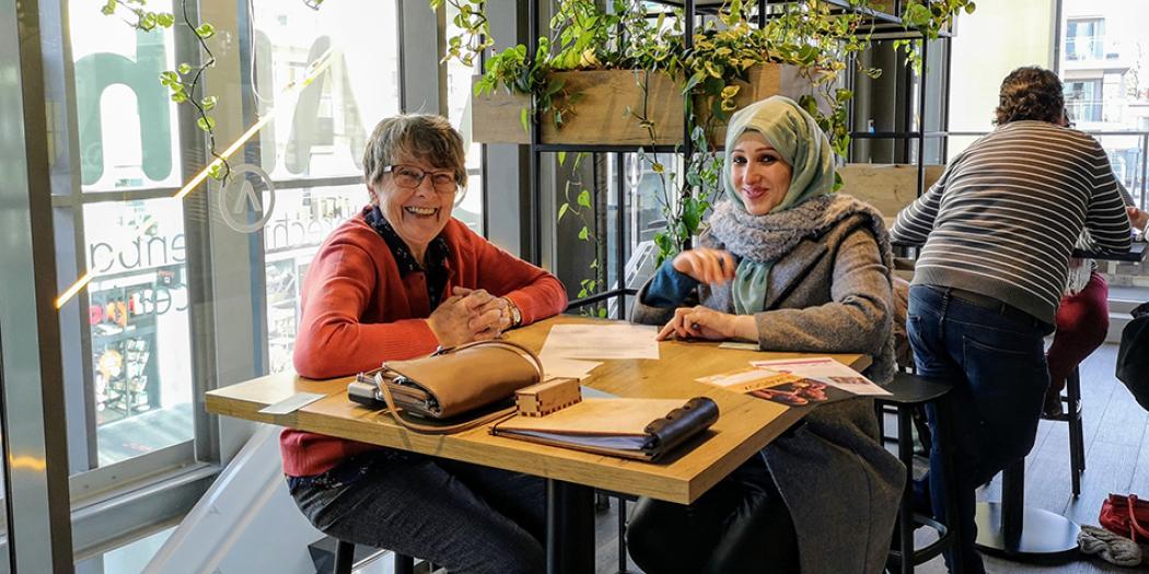 Twee vrouwen aan cafétafeltje