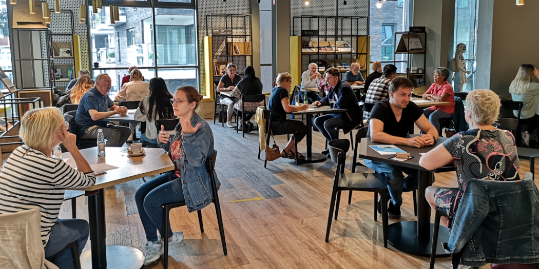 Praattafels in het ARhus Café