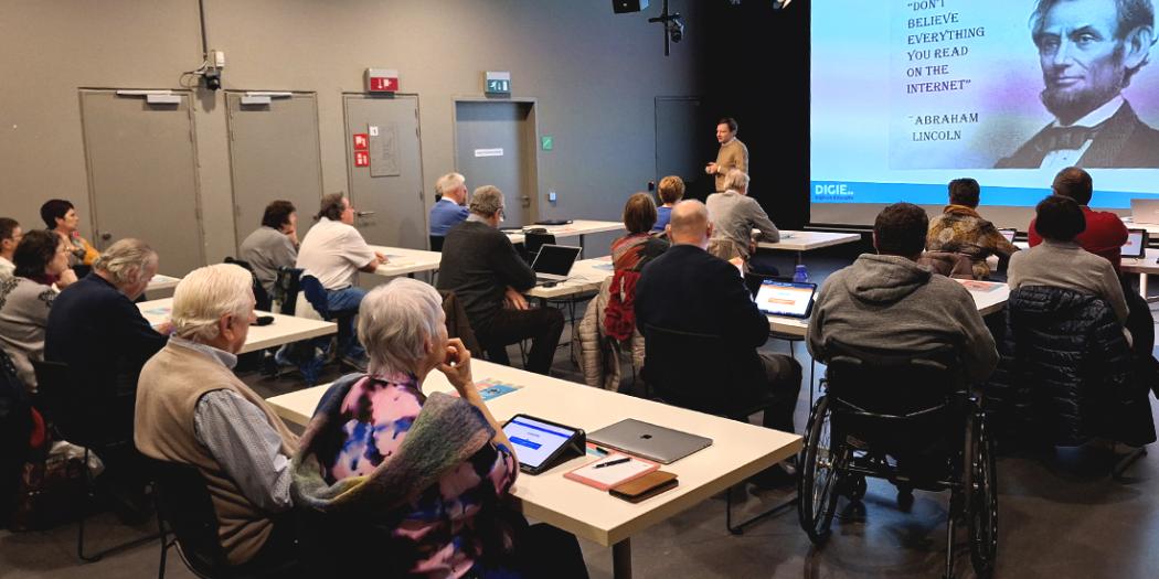 Mensen volgen uitleg in zaal