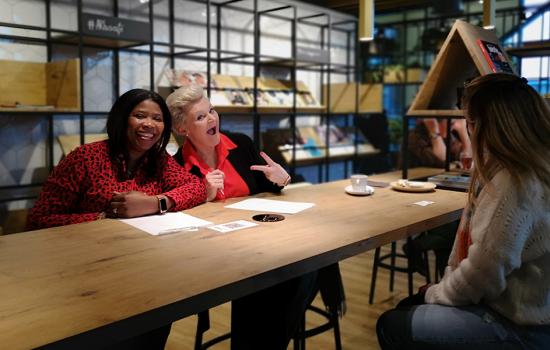 Vrouwen aan tafel in ARhus Café