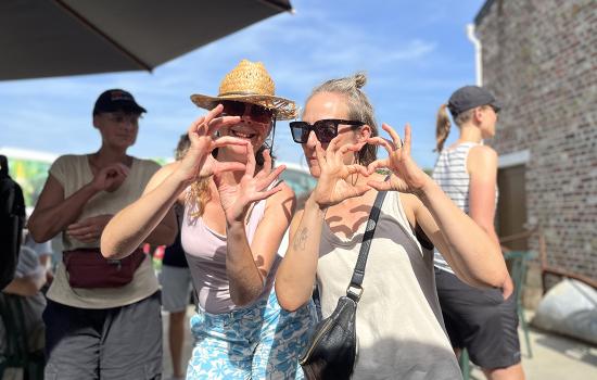 Twee vrouwen tonen hartje met de handen