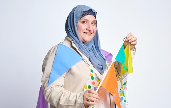 Vrouw met hoofddoek houdt vlaggetjes vast