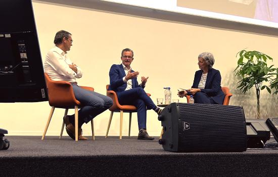 Panelgesprek op podium