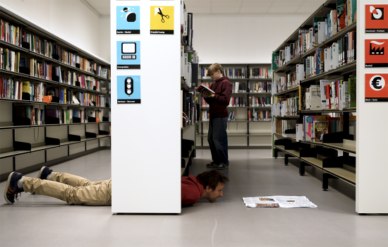 Man ligt in bibliotheek op de grond 