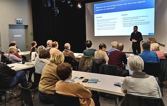 Man geeft les aan groep mensen aan tafels