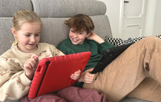 Kinderen in de zetel met tablet