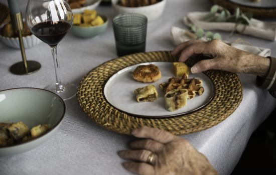 Kleine hapjes op gedekte tafel