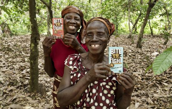 Vrouwen tonen fairtrade chocolade