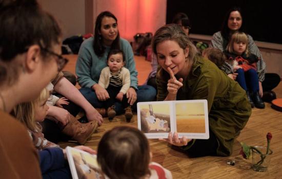 Vrouw leest voor uit boekje