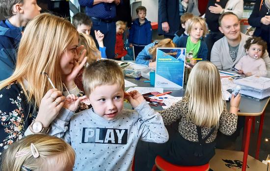 Ouders en kindjes tijdens voorleessessie