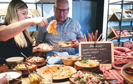 Koppel schept borden vol aan het buffet