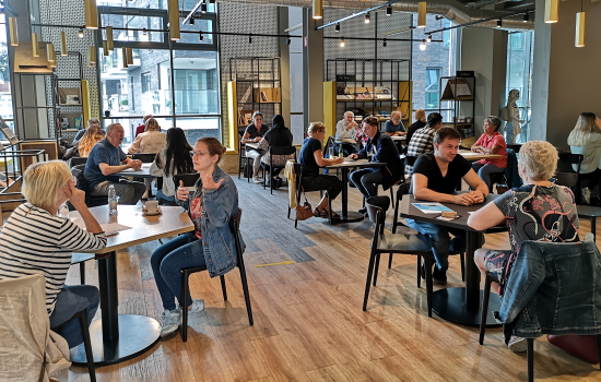 Praattafels in het ARhus Café