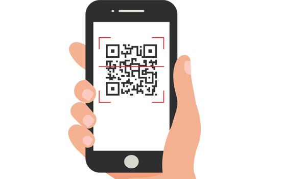 Gsm met QR-code in een hand