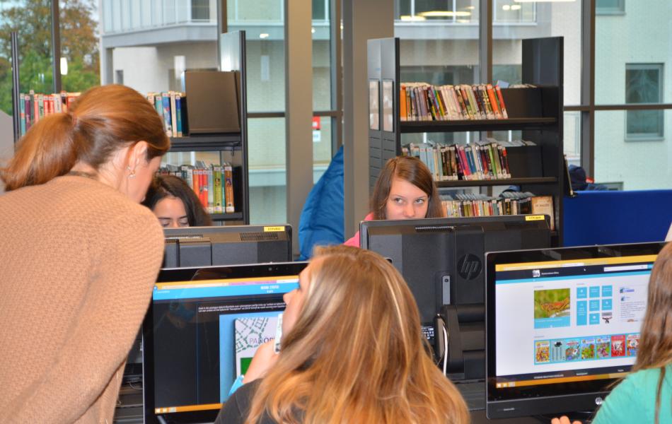 Studenten krijgen uitleg op computers