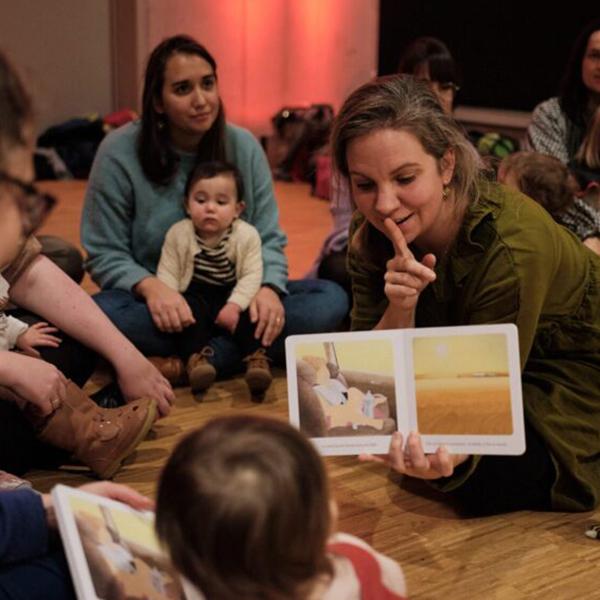 Vrouw leest boekje voor