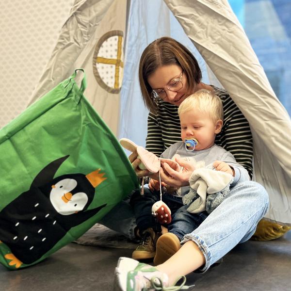 Mama leest samen met zoontje boek