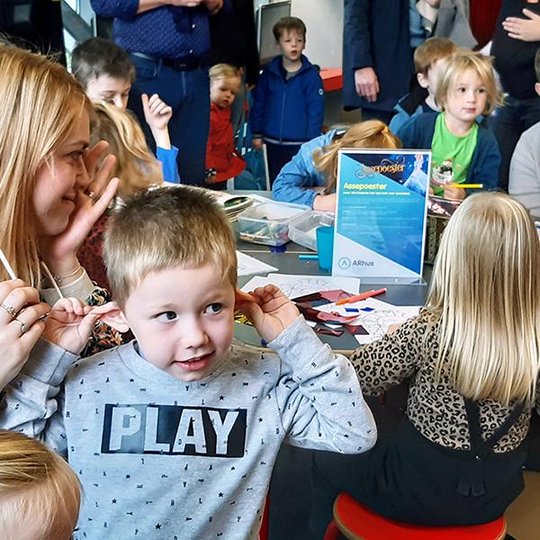 Ouders tijdens voorleesmoment