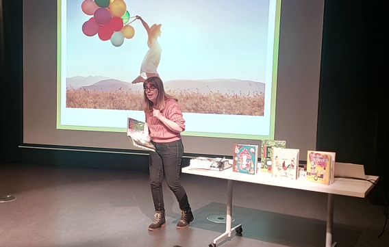 Schrijfster leest voor uit eigen boek